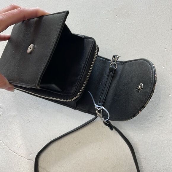 Cheetah print black crossbody travel phone wallet with zipper - Picture 3 of 5